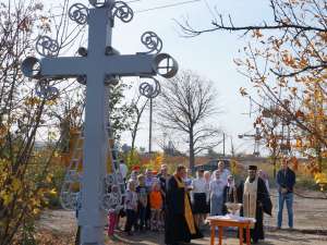Освящение поклонного креста на месте строительства будущего храма